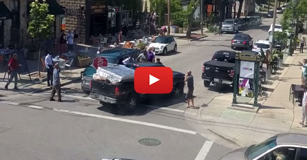 Crowd-tries-to-stop-road-rage