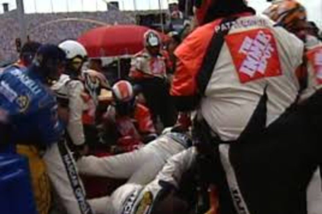 tony stewart vs. kasey kahne pit crew fight